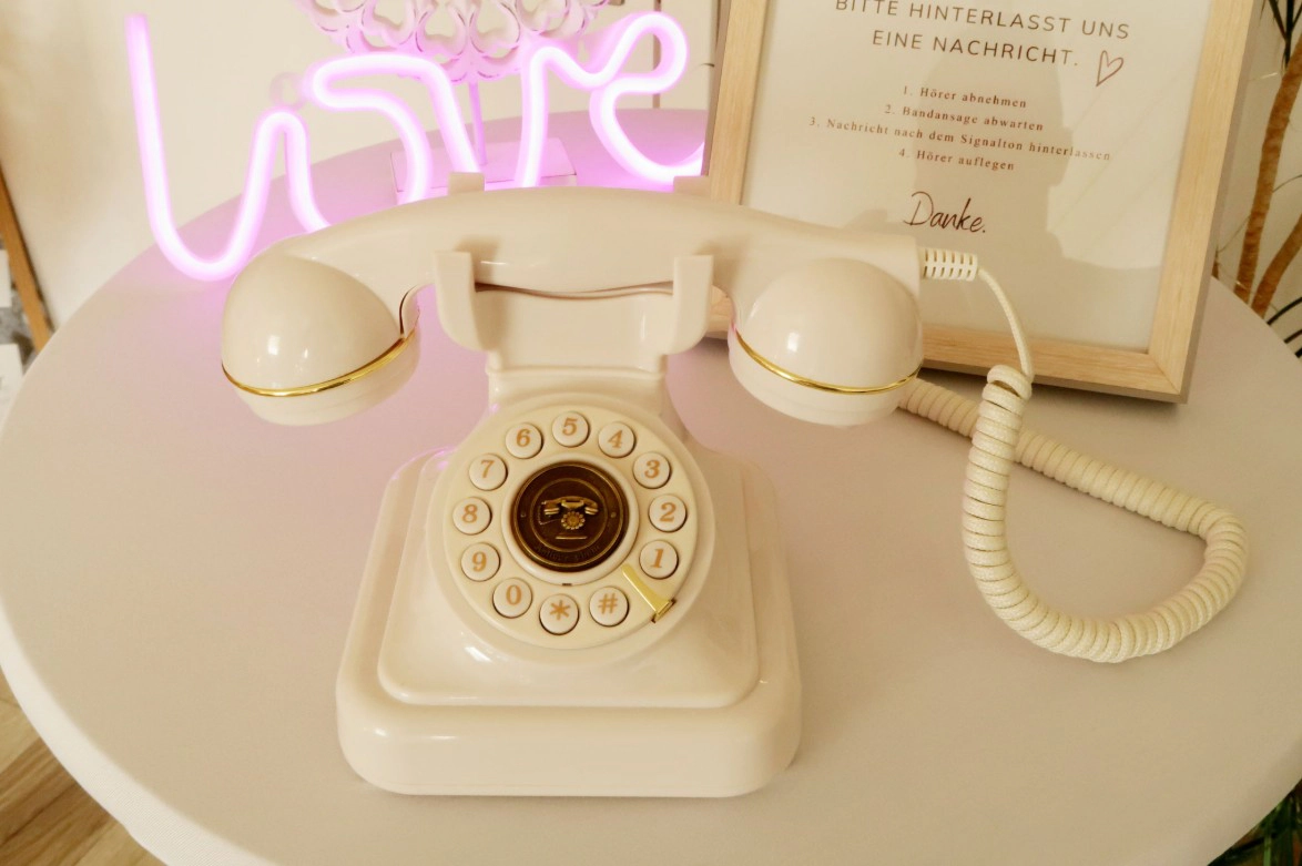 Vintage-Telefonhörer als Audio-Gästebuch bei einer Hochzeit im Saarland – Joyfoto