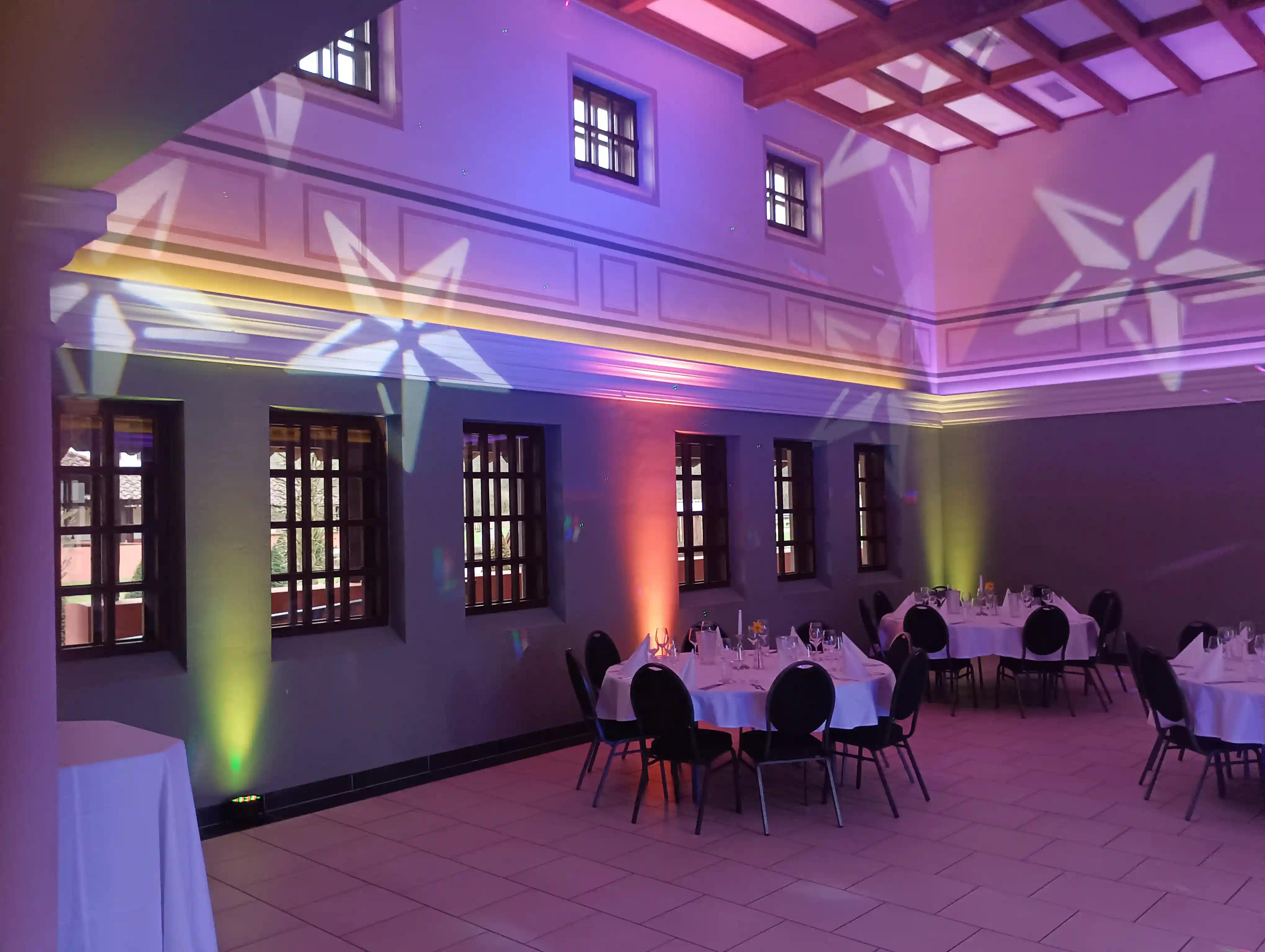 Farbige Saalbeleuchtung (Uplighting) bei einer Hochzeit – Joyfoto