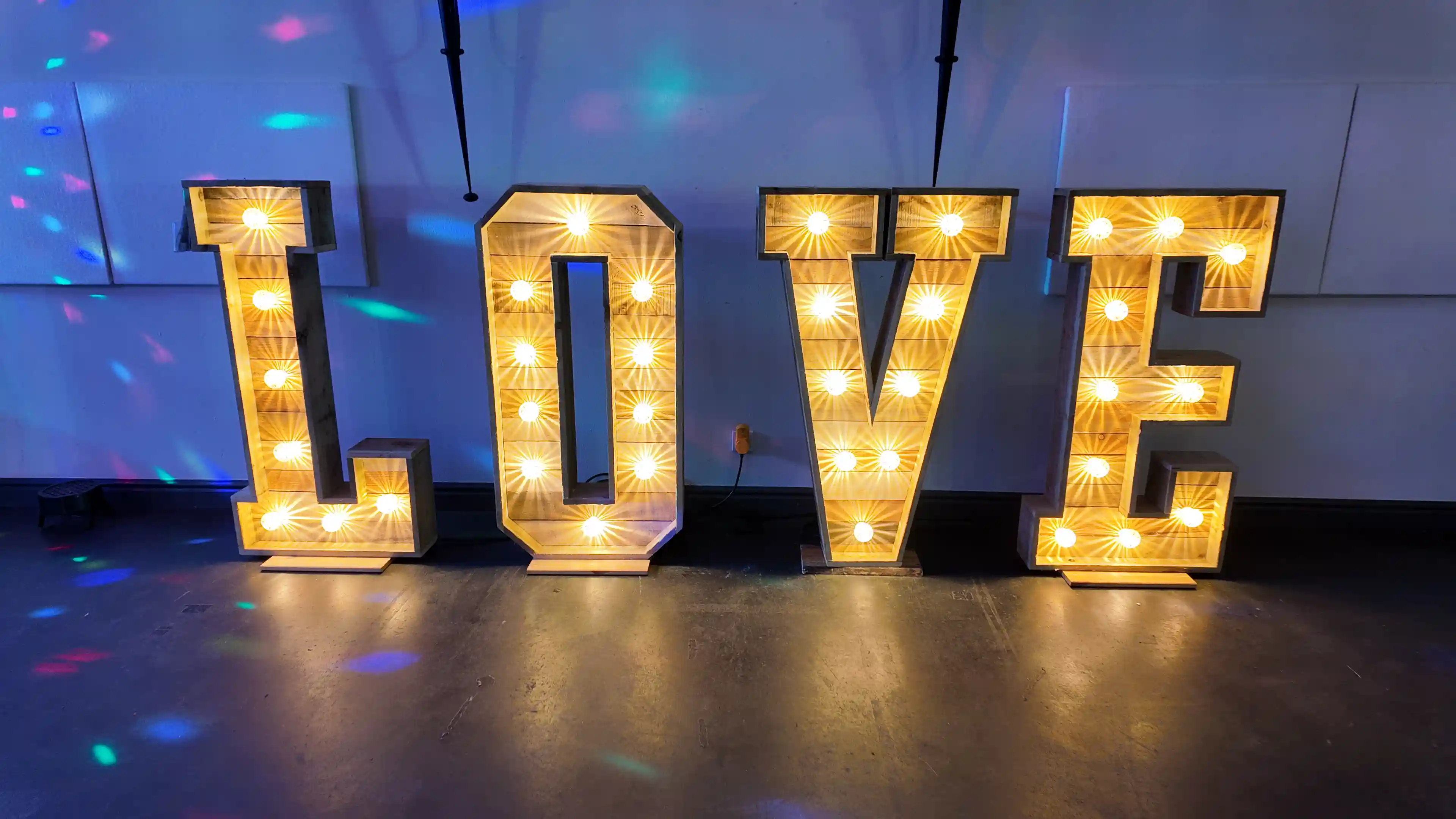 XXL-LOVE-Buchstaben auf einer Hochzeit im Saarland – Joyfoto
